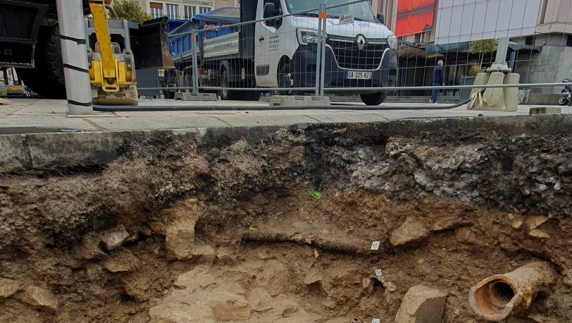 Boulevard Maréchal Leclerc : vue d’une portion de l’une des tours rythmant l’enceinte protégeant le quartier de l’île Saint-Jean au Moyen-Âge